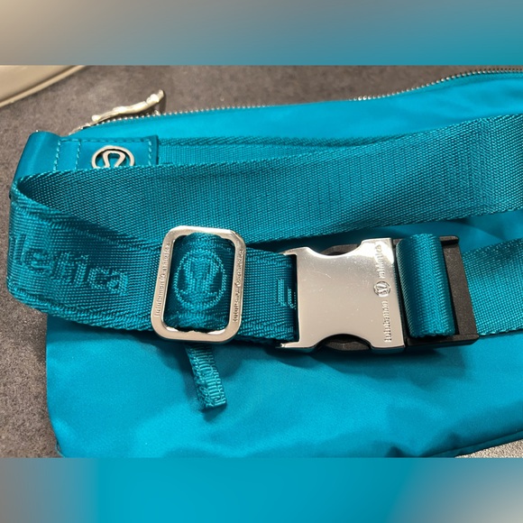 Lululemon athletics belt bag / Fanny Pack. Teal colored - Picture 7 of 7
